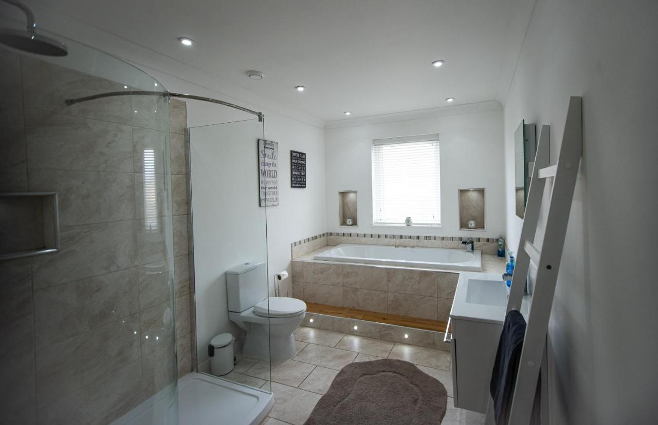 Charming 1Br Cottage With Garden, Spacious Rooms - Part Of Langley Serviced Apartments Several Properties In Wick Wick  Ngoại thất bức ảnh